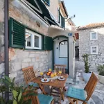 בית נופש Stone House On The Waterfront In Jezera, Murter Island