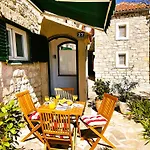 בית נופש Stone House On The Waterfront In Jezera, Murter Island יזרה