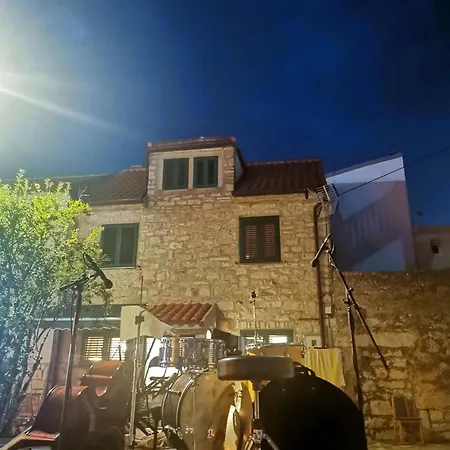 Charming Traditional Townhouse - Kata