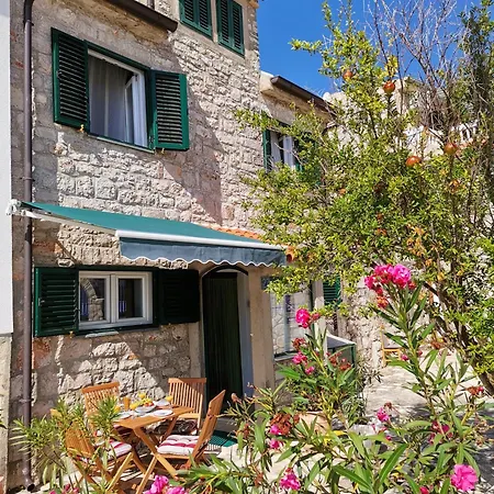 Charming Traditional Townhouse - Kata Jezera
