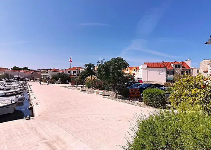 Charming Traditional Townhouse - Kata Jezera